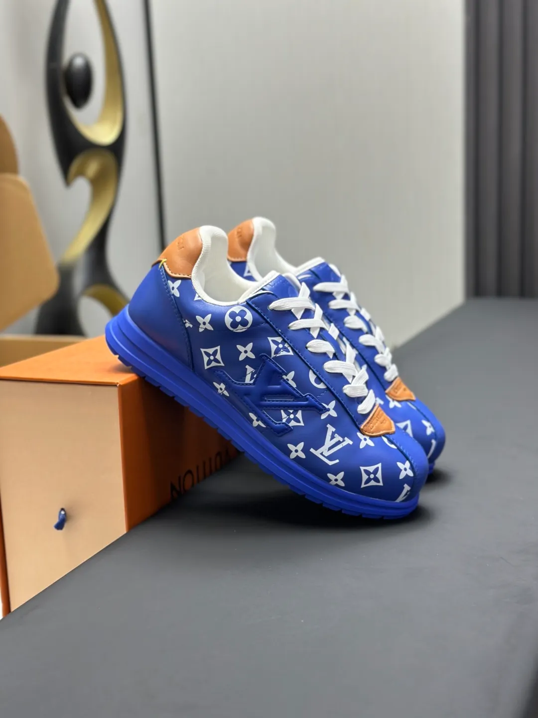 👟👟Ex-factory price 680👟👟 Full set of packaging with airplane box💰Top version LV-Louis Vuitton-classic catwalk new style 1:1 development replica of the original version! ! The upper foot is very comfortable. It is made of luxurious materials and fine workmanship. The midsole is printed with English letters "Made in Europe". The upper is made of calfskin imported from Italy. The side is decorated with the brand's LOGO and signature. The latest latex foot pads and mesh lining make the foot feel super comfortable. The original two-color TPU combination outsole is specially provided by the original factory. Bag technology Goodyear stitched edges Fabric: Exclusive customized first-layer cowhide Accessories: Exclusive private model Vuitton logo, lining: Customized silk mesh lining - first-layer silk cowhide lining Outsole: TPU combination outsole wear-resistant, non-slip and anti-yellowing Foot pads: new latex pads-mesh sweat-absorbent Counter technology: fully computerized sewing machine wire drawing Toe box back cover Hot and cold shaping Full set of pull-top lasts with medium and low logo patterns Special counter packaging - shoelaces, certificate, card, instructions, certificate of quality, dust bag, the most complete packaging on the entire network, women's 35-40 men's 38-46 (38/46 customized, non-refundable! GD9916